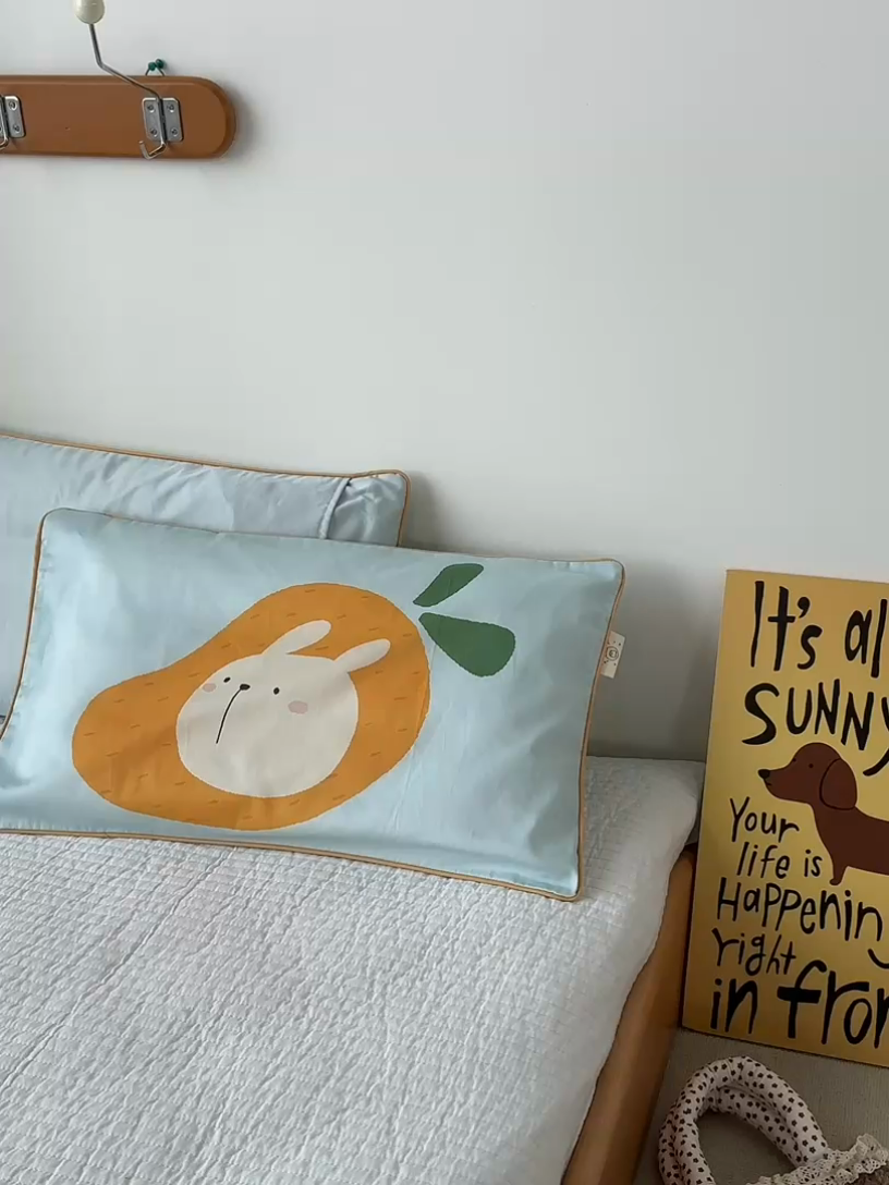 91家纺网 家纺一手货源 找家纺 荷马之梦 2025新款A类100支全棉贡缎双股加厚加柔儿童枕套-水果系列 小芒果