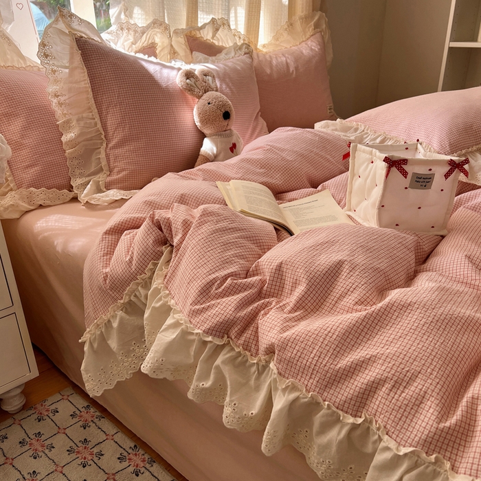 91家纺网 家纺一手货源 找家纺 六巷胡同 2025新款法式小清新全棉色织水洗棉花边款小格子四件套 花边安可红格