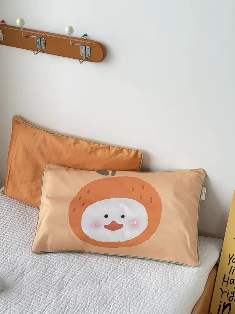 91家纺网 家纺一手货源 找家纺 荷马之梦 2025新款A类100支全棉贡缎双股加厚加柔儿童枕套-水果系列 小橘子