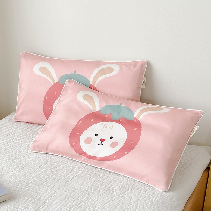 91家纺网 家纺一手货源 找家纺 荷马之梦 2025新款A类100支全棉贡缎双股加厚加柔儿童枕套-水果系列 小草莓