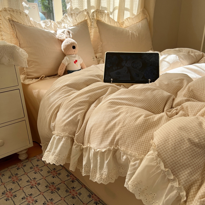 91家纺网 家纺一手货源 找家纺 六巷胡同 2025新款法式小清新全棉色织水洗棉花边款小格子四件套 花边加里咖格