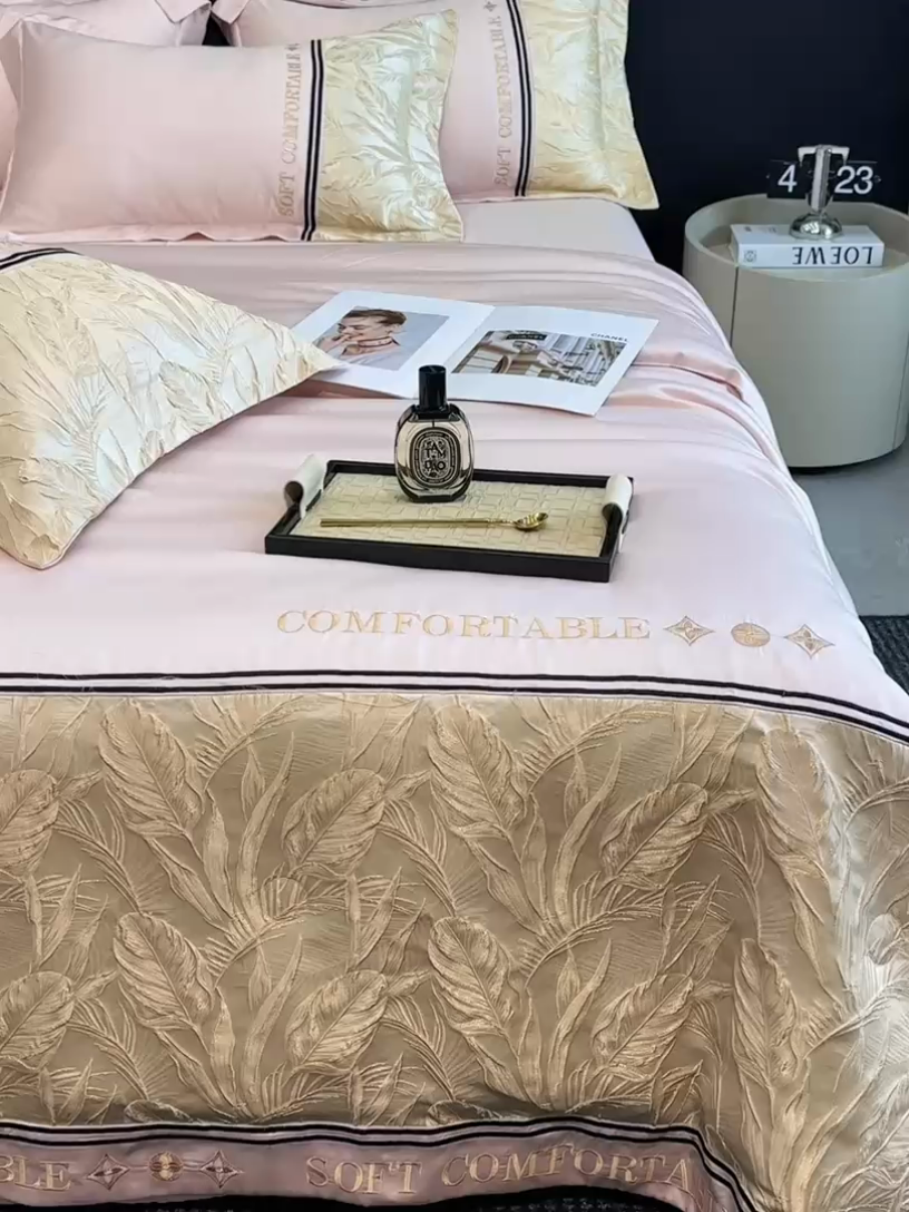 91家纺网 家纺一手货源 找家纺 帝王家纺 2025新款浮雕刺绣水洗天丝真丝夏被四件套冰丝三件套单夏被夏季直播 玉叶金枝—桃粉