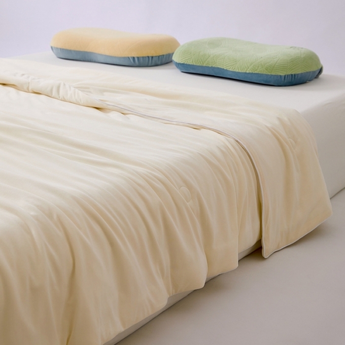 91家纺网 家纺一手货源 找家纺 仲旺居家纺 2025新款100%全锦纶凉感鸭凉感丝夏被冰淇淋夏被夏凉被 奶茶白