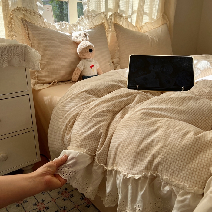 91家纺网 家纺一手货源 找家纺 六巷胡同 2025新款法式小清新全棉色织水洗棉花边款小格子四件套 花边加里咖格