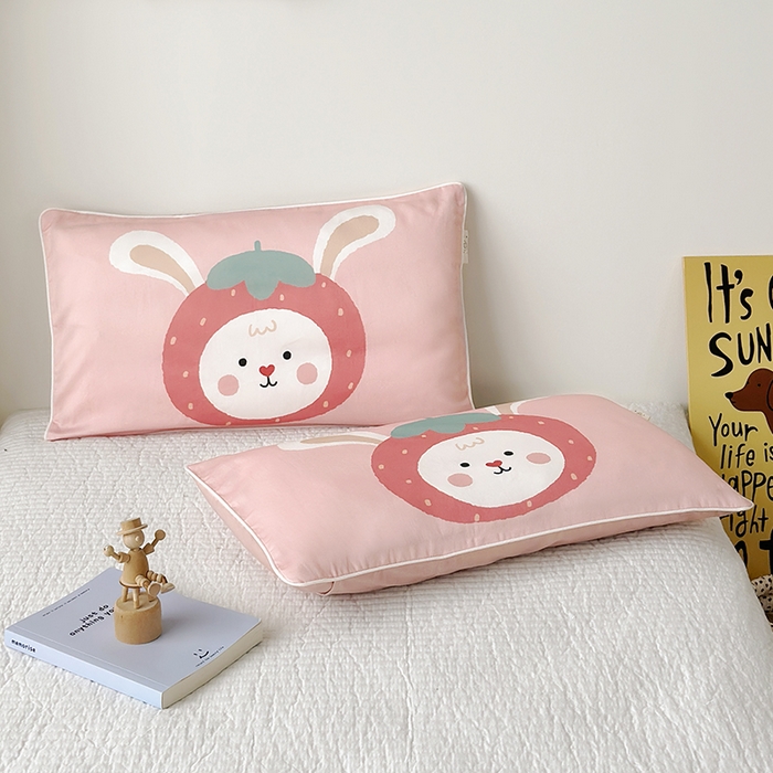 91家纺网 家纺一手货源 找家纺 荷马之梦 2025新款A类100支全棉贡缎双股加厚加柔儿童枕套-水果系列 小草莓