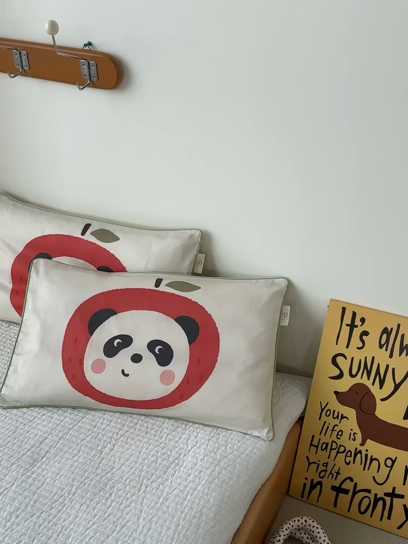 91家纺网 家纺一手货源 找家纺 荷马之梦 2025新款A类100支全棉贡缎双股加厚加柔儿童枕套-水果系列 小苹果