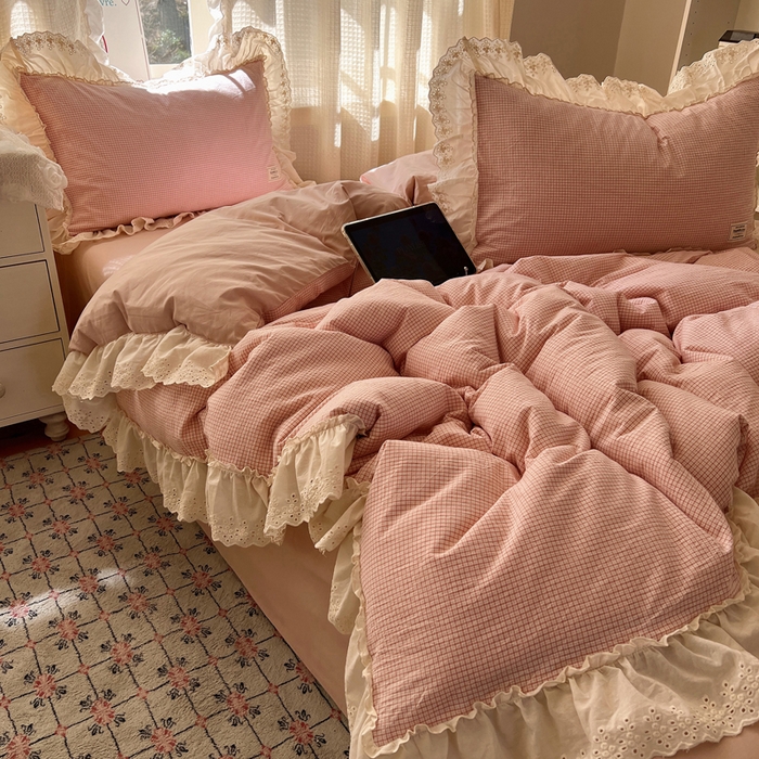 91家纺网 家纺一手货源 找家纺 六巷胡同 2025新款法式小清新全棉色织水洗棉花边款小格子四件套 花边安可红格