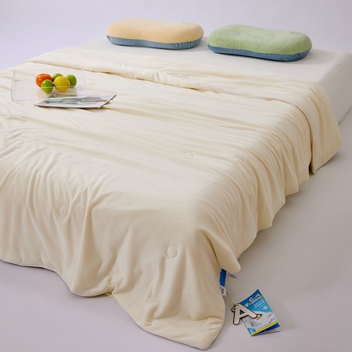 91家纺网 家纺一手货源 找家纺 仲旺居家纺 2025新款100%全锦纶凉感鸭凉感丝夏被冰淇淋夏被夏凉被 奶茶白