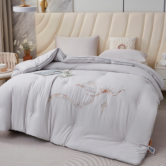 91家纺网 家纺一手货源 找家纺 仲旺居家纺 2025新款元绒棉绣花冬被婚庆冬被立体边被子被芯四季被 灰色