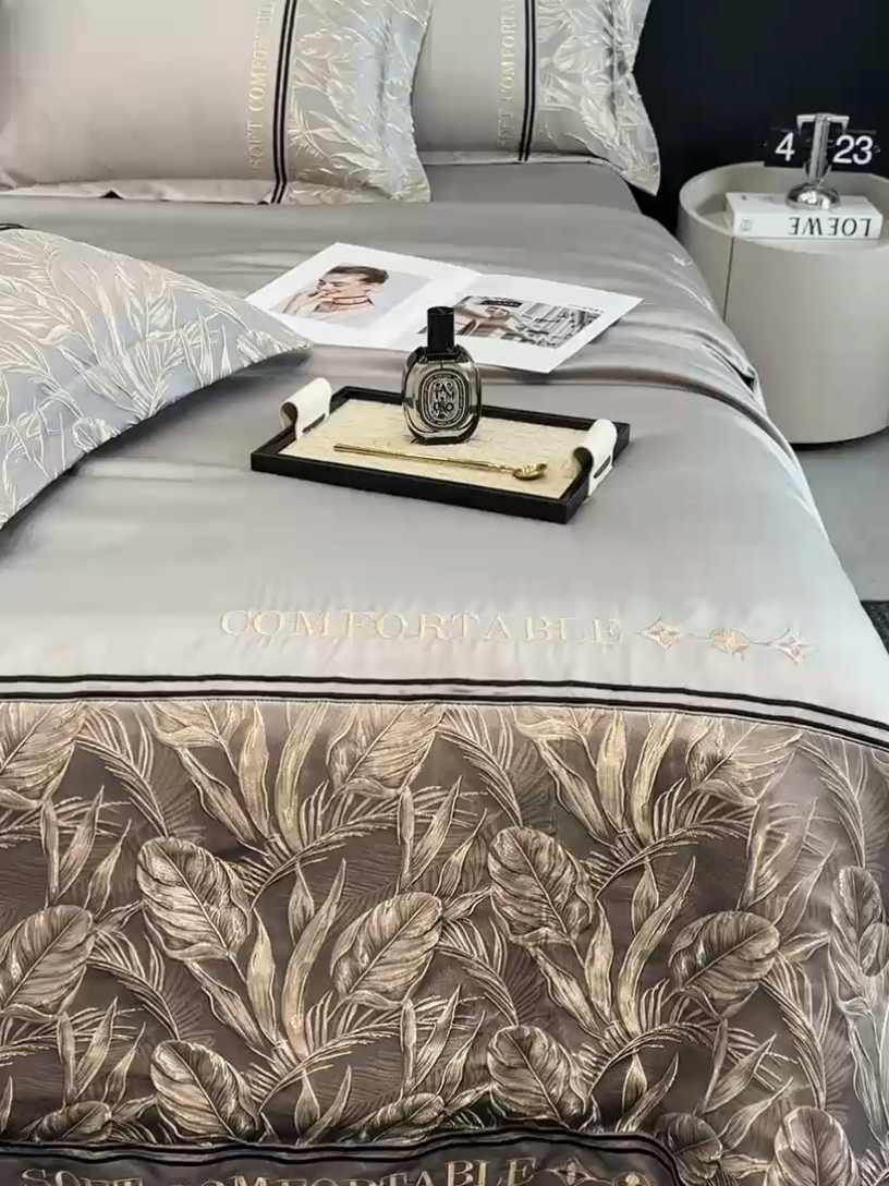 91家纺网 家纺一手货源 找家纺 帝王家纺 2025新款浮雕刺绣水洗天丝真丝夏被四件套冰丝三件套单夏被夏季直播 玉叶金枝—浅灰