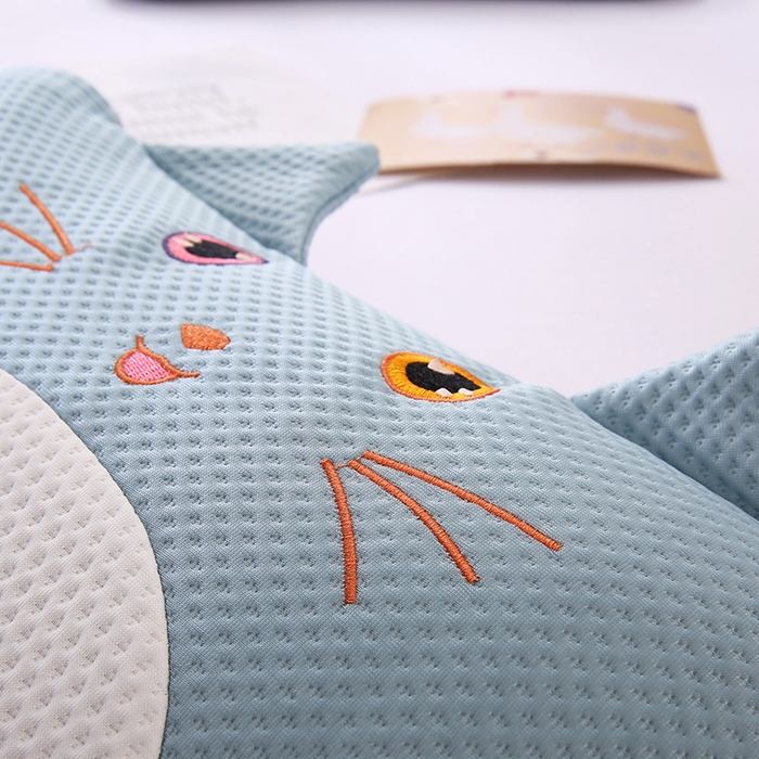 91家纺网 家纺一手货源 找家纺 蔻眠 小猫咪-夏季凉感丝卡通荞麦枕头儿童学生防出汗枕芯 小猫咪-蓝色 24x45cm