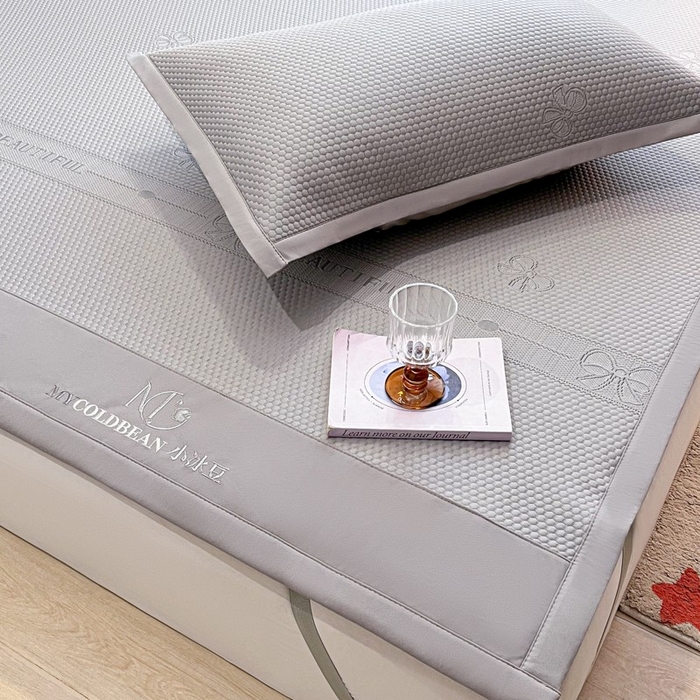 91家纺网 家纺一手货源 找家纺 暖居 2025新款复合凉席席子三件套 简约包边款灰色