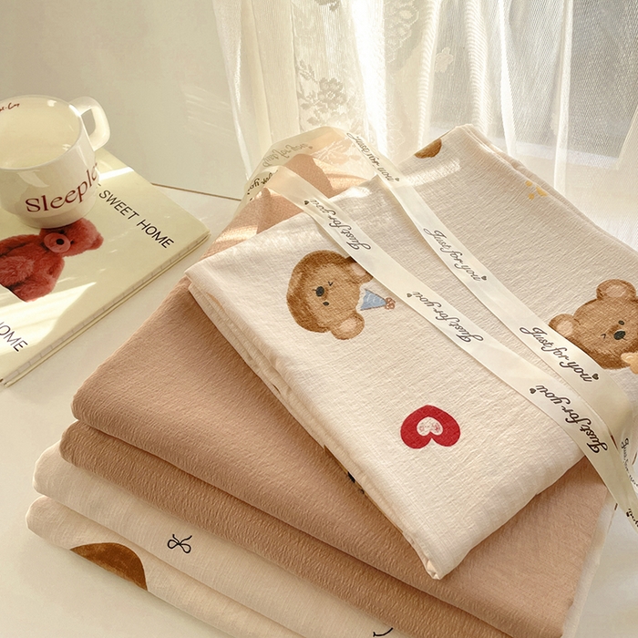 91家纺网 家纺一手货源 找家纺 水木坊 2025新款云感针织双层纱三件套四件套 奇妙小熊-米