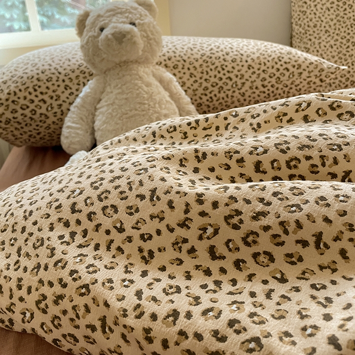 91家纺网 家纺一手货源 找家纺 水木坊 2025新款云感针织双层纱三件套四件套 小豹纹