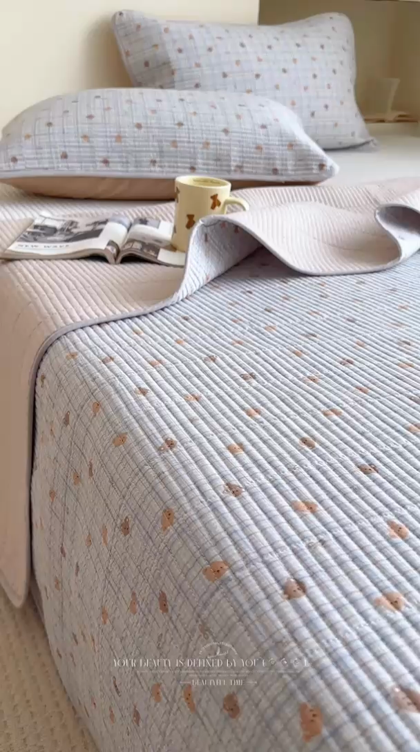 91家纺网 家纺一手货源 找家纺 亿梵家居 2025新款全棉纯棉双层纱床盖三件套A类母婴级纯棉床盖炕盖夹棉床单 韩系小熊-蓝