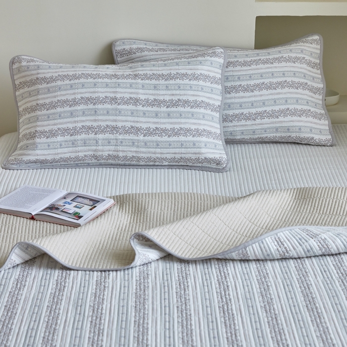 91家纺网 家纺一手货源 找家纺 亿梵家居 2025新款全棉纯棉双层纱床盖三件套A类母婴级纯棉床盖炕盖夹棉床单 卓言-灰