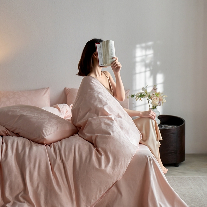 91家纺网 家纺一手货源 找家纺 亿梵家居 2025新款高端A类长绒棉四件套全棉提花轻奢全棉四件套 郁金香-迷香粉