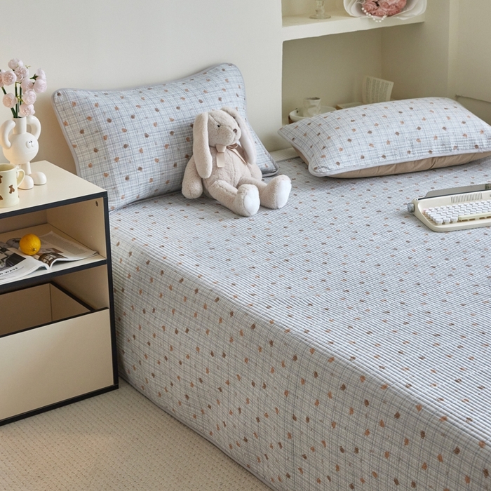 91家纺网 家纺一手货源 找家纺 亿梵家居 2025新款全棉纯棉双层纱床盖三件套A类母婴级纯棉床盖炕盖夹棉床单 韩系小熊-蓝