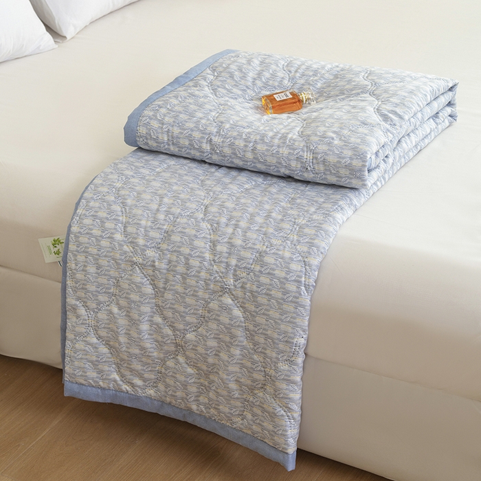 91家纺网 家纺一手货源 找家纺 诗雅纺织 2025新款艾草驱蚊功能夏被超声波压花礼品空调被 宝蓝