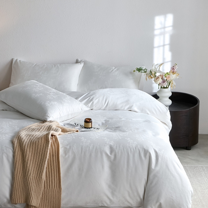 91家纺网 家纺一手货源 找家纺 亿梵家居 2025新款高端A类长绒棉四件套全棉提花轻奢全棉四件套 赫本-雅致白