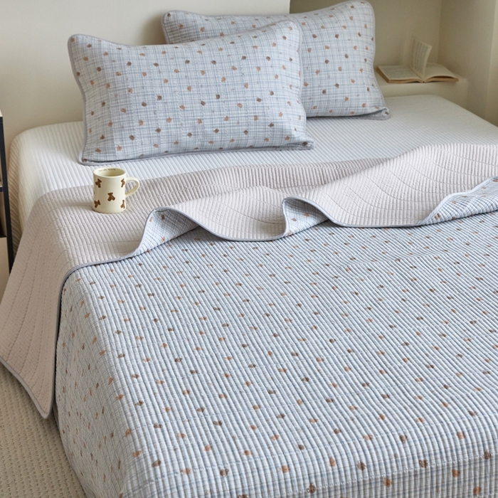 91家纺网 家纺一手货源 找家纺 亿梵家居 2025新款全棉纯棉双层纱床盖三件套A类母婴级纯棉床盖炕盖夹棉床单 韩系小熊-蓝