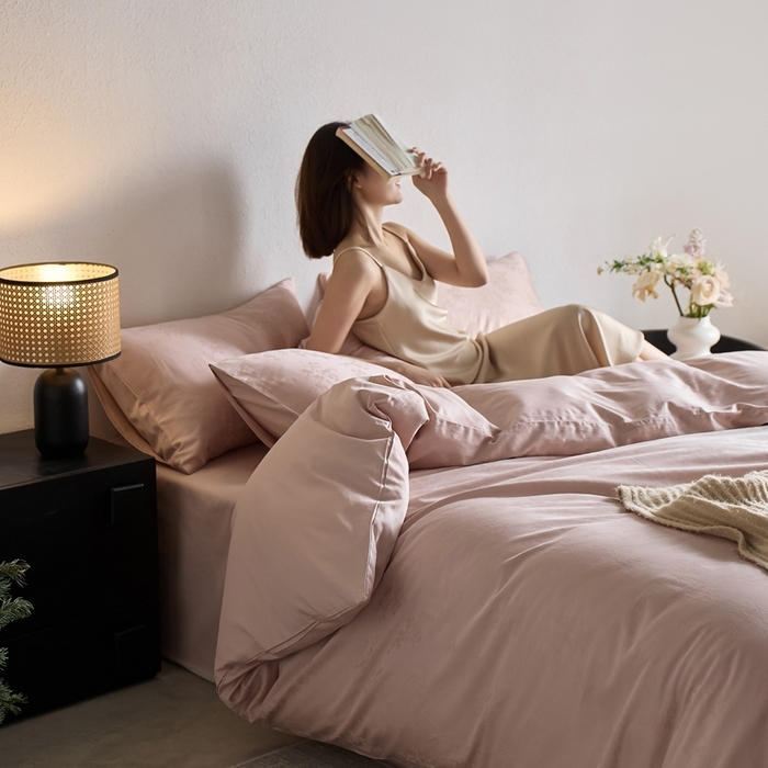 91家纺网 家纺一手货源 找家纺 亿梵家居 2025新款高端A类长绒棉四件套全棉提花轻奢全棉四件套 赫本-柔光粉