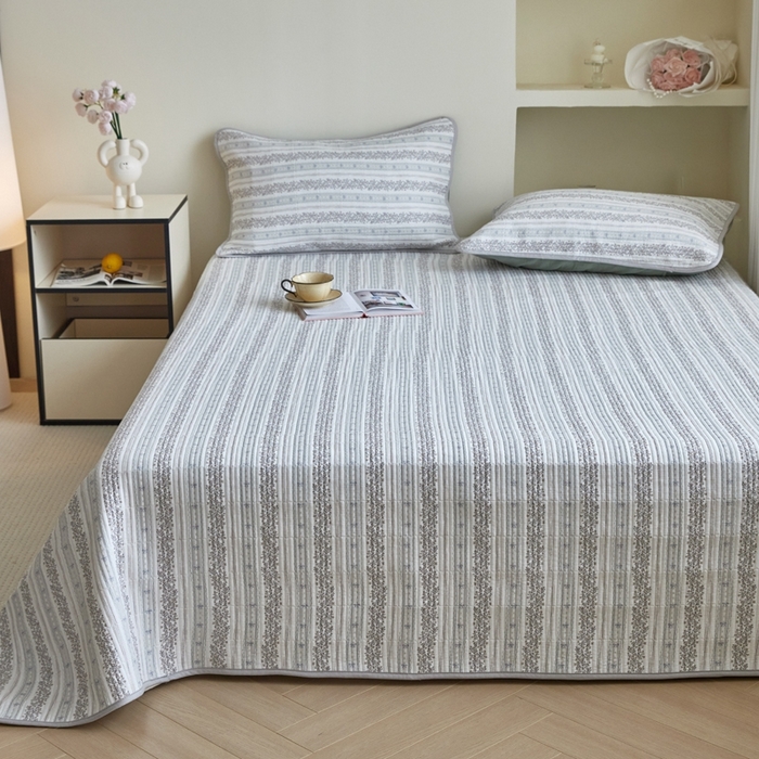 91家纺网 家纺一手货源 找家纺 亿梵家居 2025新款全棉纯棉双层纱床盖三件套A类母婴级纯棉床盖炕盖夹棉床单 卓言-灰