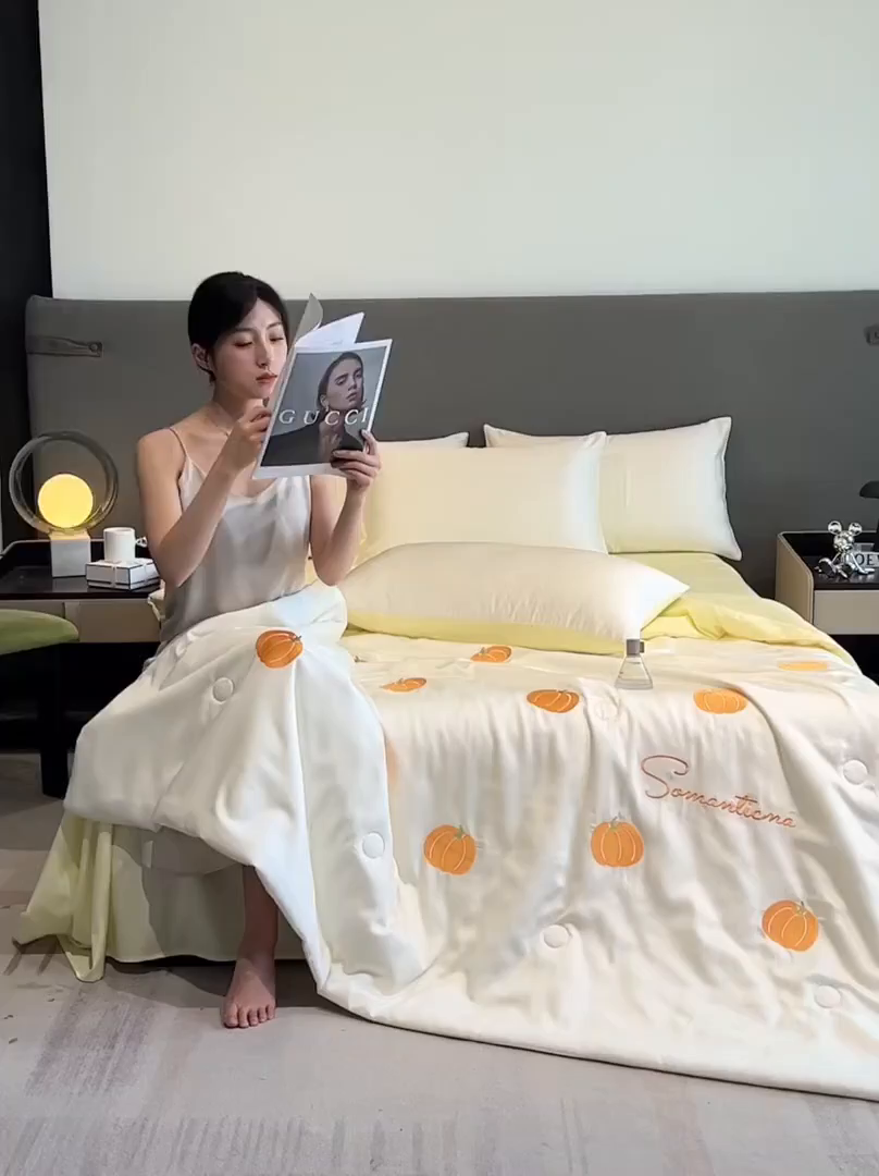 91家纺网 家纺一手货源 找家纺 笙意家纺 2025新款水洗真丝夏被夏凉被空调被四件套-满绣系列 南瓜-白+奶黄