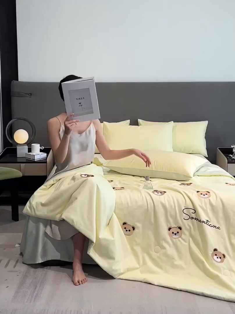 91家纺网 家纺一手货源 找家纺 笙意家纺 2025新款水洗真丝夏被夏凉被空调被四件套-满绣系列 曲奇熊-奶黄+绿