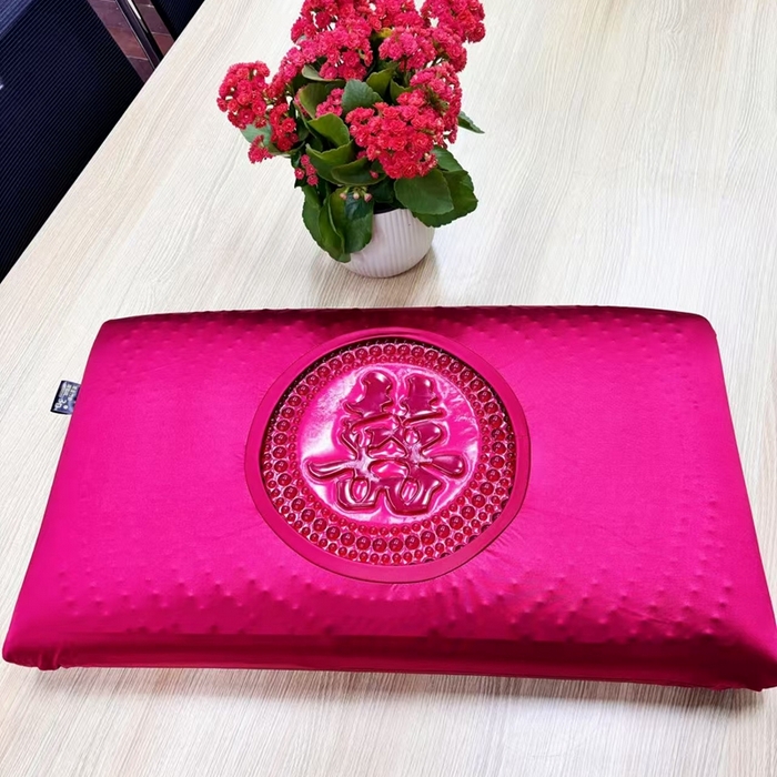 91家纺网 家纺一手货源 找家纺 （总）剑桥枕业 2025新款红色零压凝胶双喜枕枕头枕芯