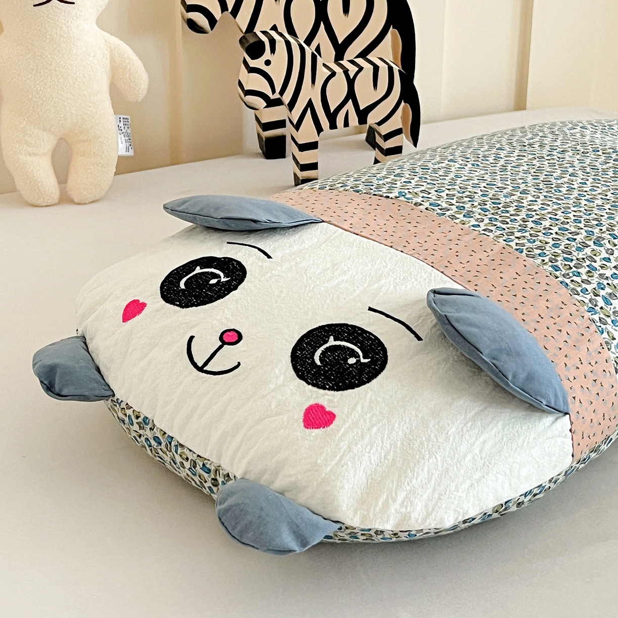 91家纺网 家纺一手货源 找家纺 卓昌枕芯 2025新款全棉纯棉刺绣加印花萌萌熊枕头枕芯卡通荞麦枕-可爱小熊系列 可爱小熊-青花色 60x30cm甜荞壳单枕/只