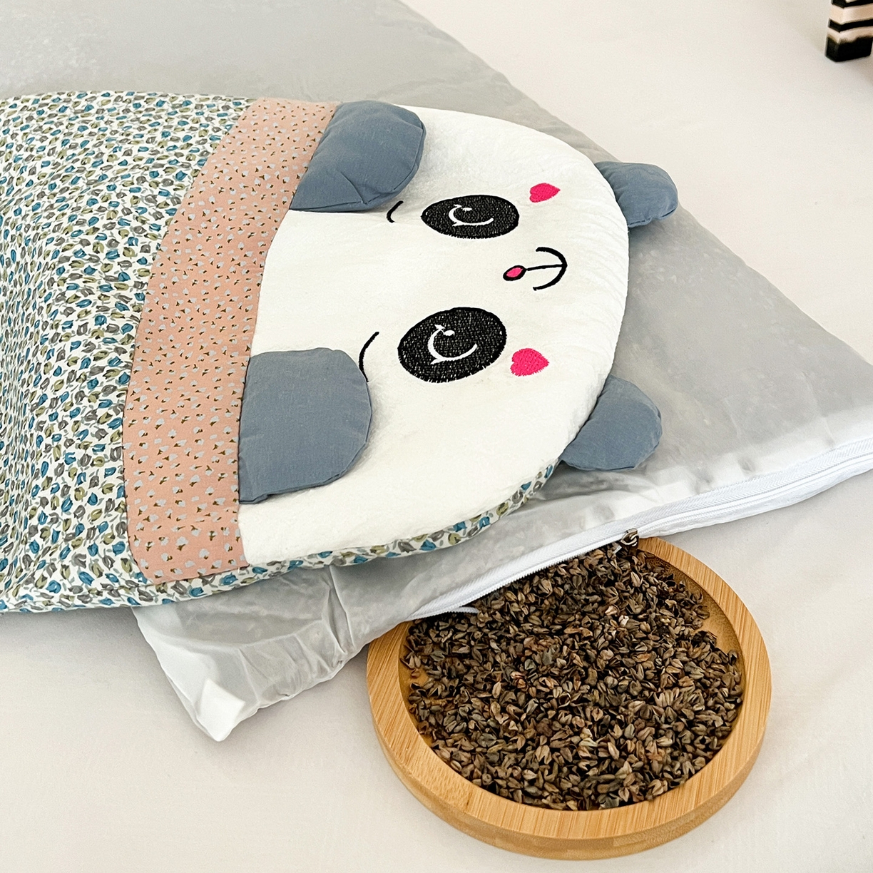 91家纺网 家纺一手货源 找家纺 卓昌枕芯 2025新款全棉纯棉刺绣加印花萌萌熊枕头枕芯卡通荞麦枕-可爱小熊系列 可爱小熊-青花色 60x30cm甜荞壳单枕/只