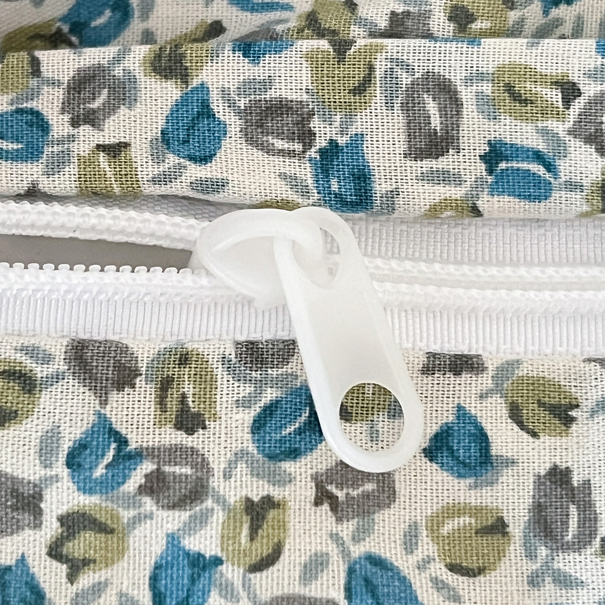 91家纺网 家纺一手货源 找家纺 卓昌枕芯 2025新款全棉纯棉刺绣加印花萌萌熊枕头枕芯卡通荞麦枕-可爱小熊系列 可爱小熊-青花色 60x30cm甜荞壳单枕/只