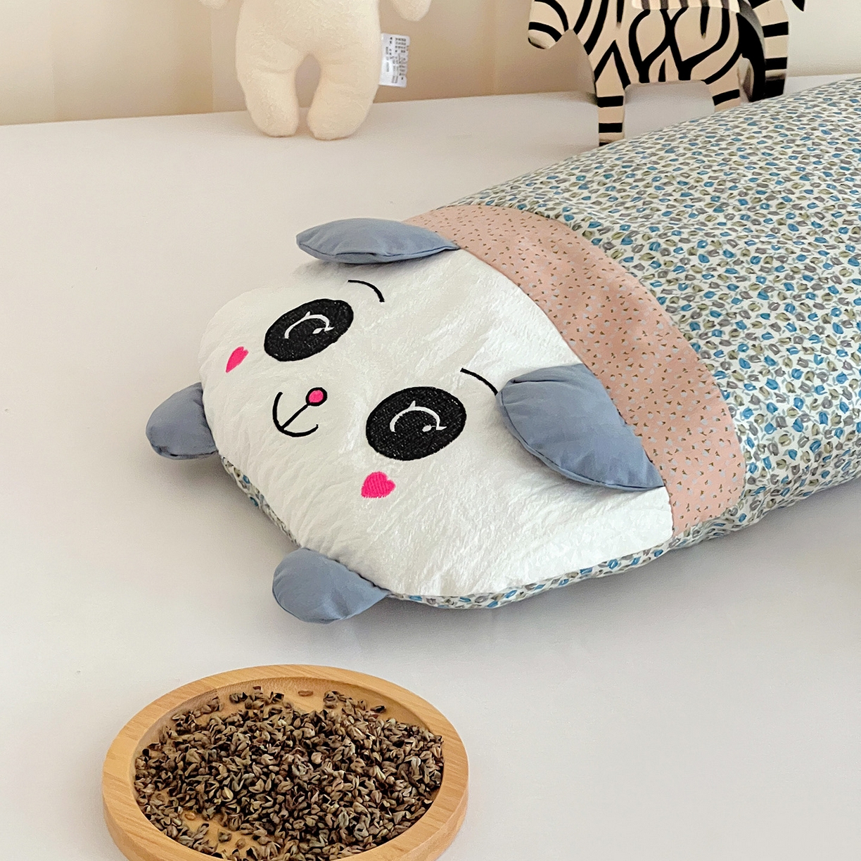 91家纺网 家纺一手货源 找家纺 卓昌枕芯 2025新款全棉纯棉刺绣加印花萌萌熊枕头枕芯卡通荞麦枕-可爱小熊系列 可爱小熊-青花色 60x30cm甜荞壳单枕/只