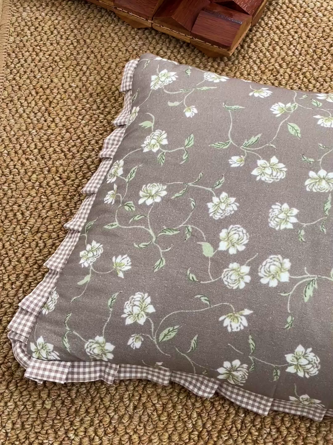 91家纺网 家纺一手货源 找家纺 卓昌枕芯 2025新款全棉纯棉双层纱花边可拆洗枕头双面可用荞麦枕羽丝绒枕头枕芯 牡丹园-全棉双层纱枕头 儿童学生款30x50cm枕套加羽丝绒内胆