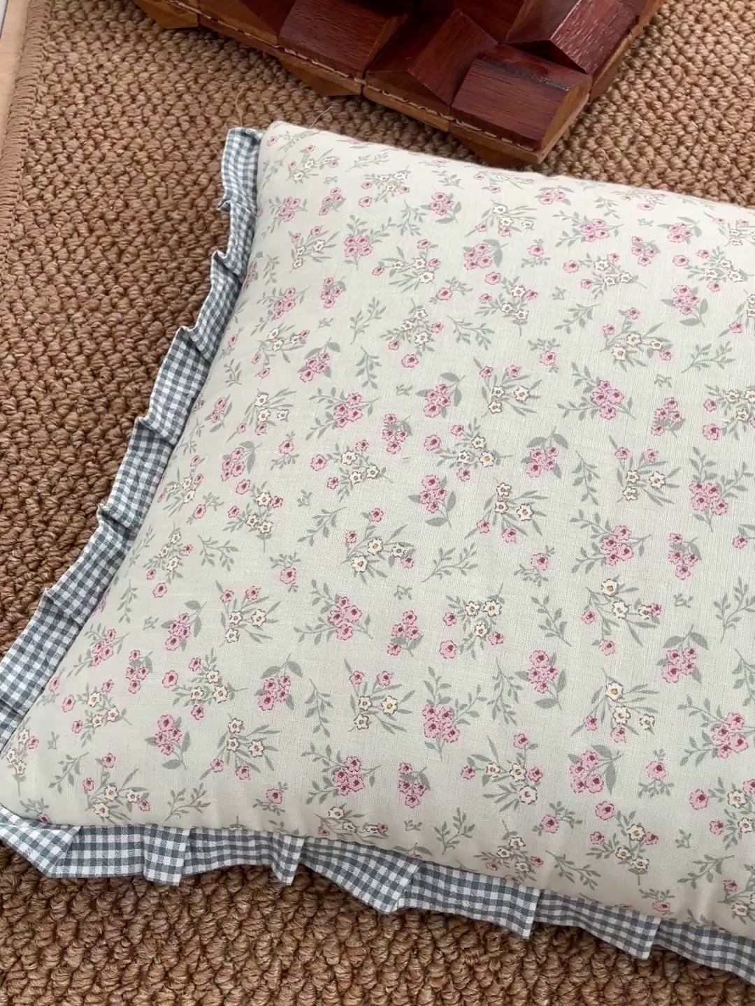 91家纺网 家纺一手货源 找家纺 卓昌枕芯 2025新款全棉纯棉双层纱花边可拆洗枕头双面可用荞麦枕羽丝绒枕头枕芯 伊朵绿-全棉双层纱枕头 儿童学生款30x50cm枕套加羽丝绒内胆