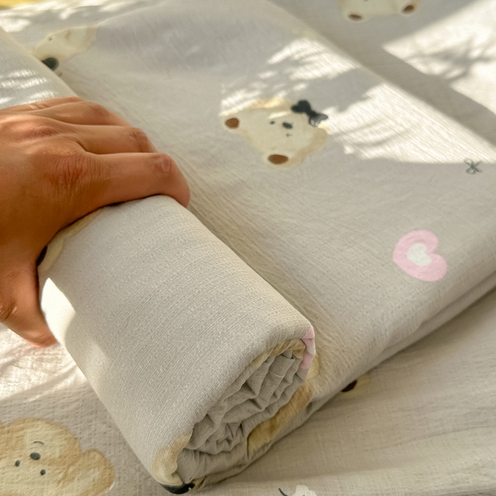 91家纺网 家纺一手货源 找家纺 韩巢家纺 2025新款云感提花双层纱床单被单枕套三件套 奇妙小熊