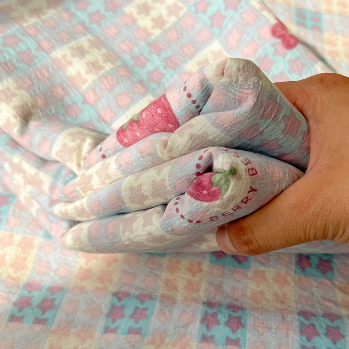 91家纺网 家纺一手货源 找家纺 韩巢家纺 2025新款云感提花双层纱床单被单枕套三件套 有草莓的地方