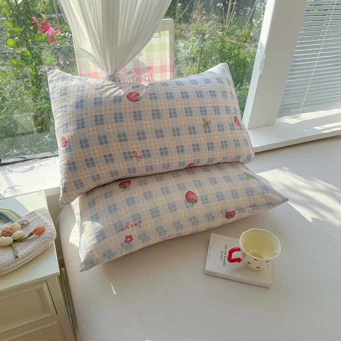 91家纺网 家纺一手货源 找家纺 韩巢家纺 2025新款云感提花双层纱床单被单枕套三件套 有草莓的地方