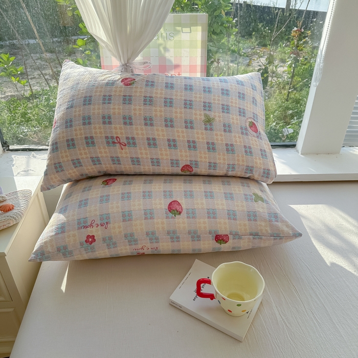 91家纺网 家纺一手货源 找家纺 韩巢家纺 2025新款云感提花双层纱床单被单枕套三件套 有草莓的地方