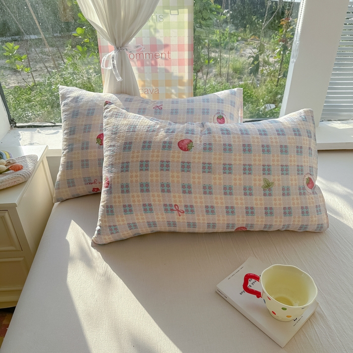 91家纺网 家纺一手货源 找家纺 韩巢家纺 2025新款云感提花双层纱床单被单枕套三件套 有草莓的地方