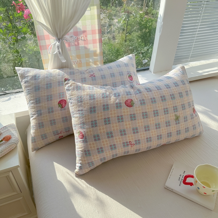 91家纺网 家纺一手货源 找家纺 韩巢家纺 2025新款云感提花双层纱床单被单枕套三件套 有草莓的地方