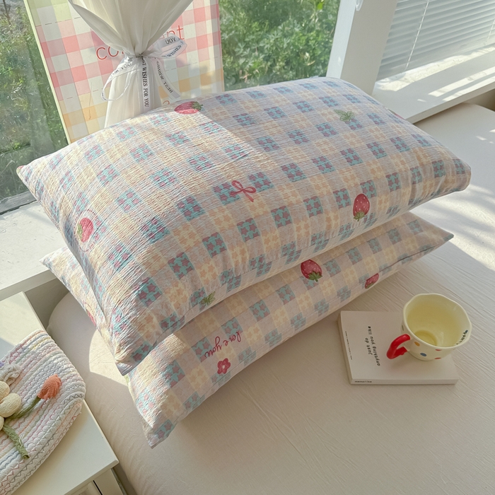 91家纺网 家纺一手货源 找家纺 韩巢家纺 2025新款云感提花双层纱床单被单枕套三件套 有草莓的地方