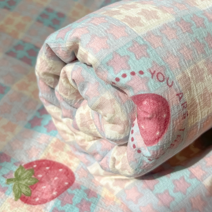 91家纺网 家纺一手货源 找家纺 韩巢家纺 2025新款云感提花双层纱床单被单枕套三件套 有草莓的地方