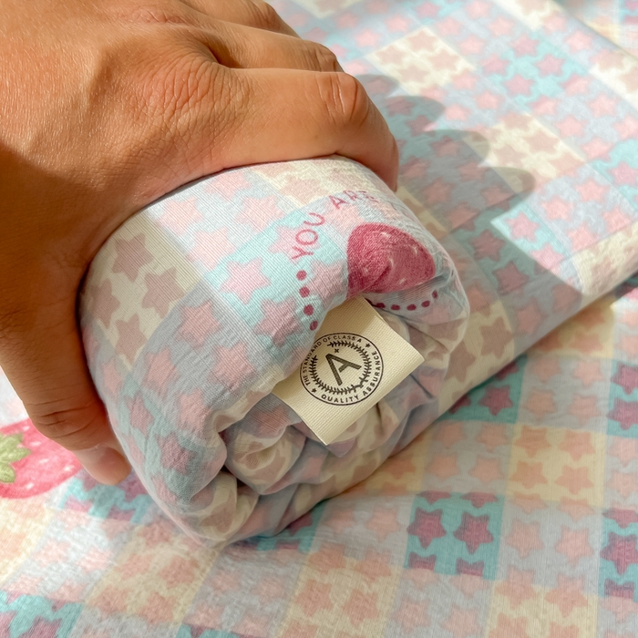 91家纺网 家纺一手货源 找家纺 韩巢家纺 2025新款云感提花双层纱床单被单枕套三件套 有草莓的地方