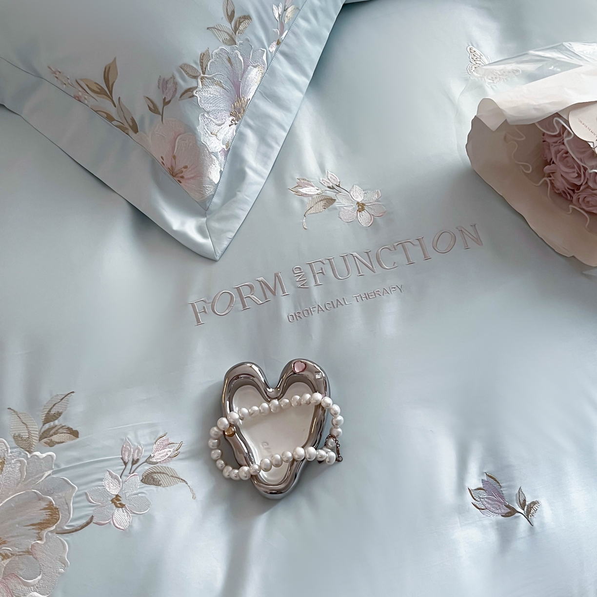 91家纺网 家纺一手货源 找家纺 库里梦家纺 2025新款100S长绒棉纯棉刺绣四件套-春不晚花 春不晚花-浅云蓝