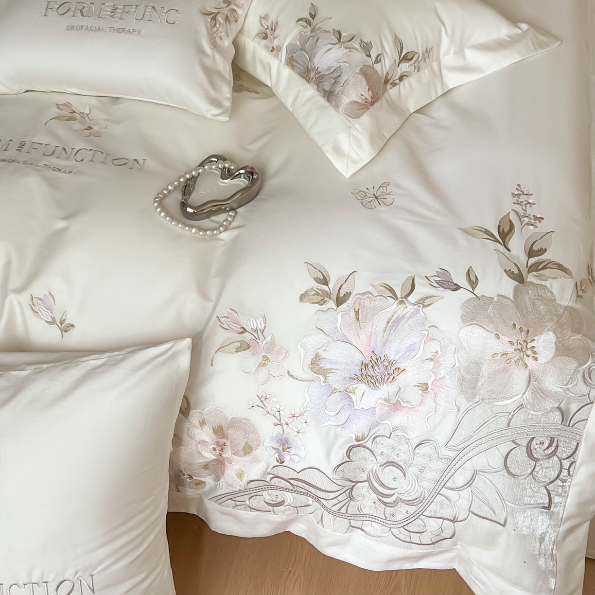 91家纺网 家纺一手货源 找家纺 库里梦家纺 2025新款100S长绒棉纯棉刺绣四件套-春不晚花 春不晚花-皓月白