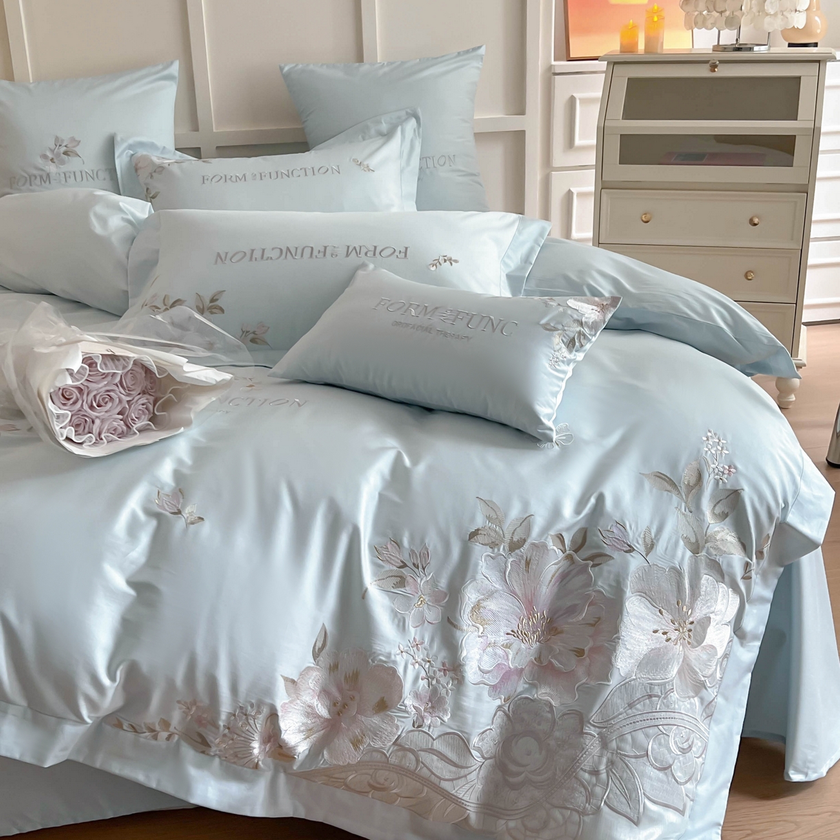 91家纺网 家纺一手货源 找家纺 库里梦家纺 2025新款100S长绒棉纯棉刺绣四件套-春不晚花 春不晚花-浅云蓝