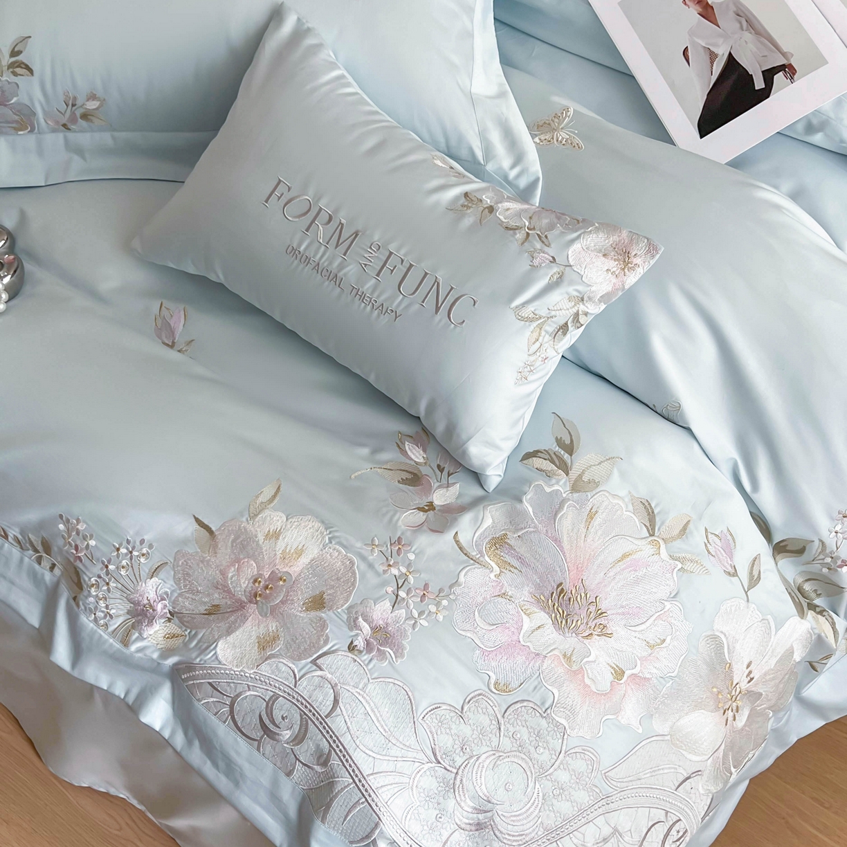 91家纺网 家纺一手货源 找家纺 库里梦家纺 2025新款100S长绒棉纯棉刺绣四件套-春不晚花 春不晚花-浅云蓝