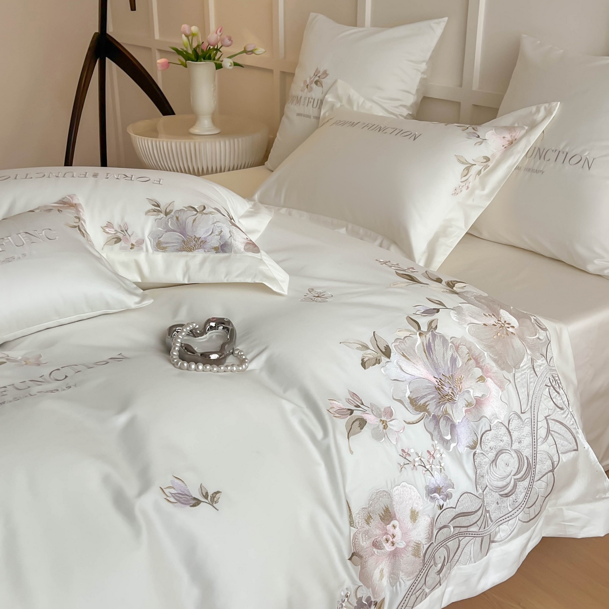 91家纺网 家纺一手货源 找家纺 库里梦家纺 2025新款100S长绒棉纯棉刺绣四件套-春不晚花 春不晚花-皓月白
